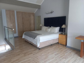 Mount Royal - 32 Large 1 bed with balcony upstairs